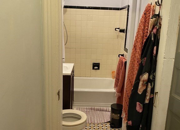 Studio, 1 bath, 319 sqft, $2,400, Unit 47