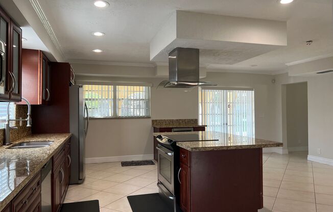 Amazing, 4 3 Executive Rental with Swimming Pool