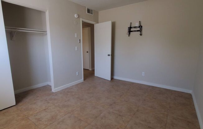 2 beds, 1 bath, $1,175, Unit GLN501-2