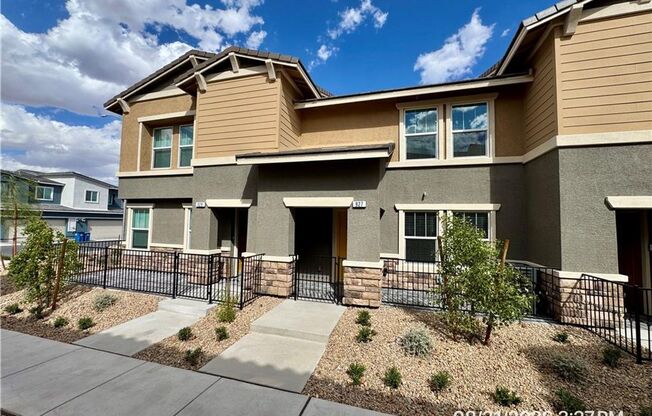 New Cadence Townhome with Quartz Kitchen & Mountain Views