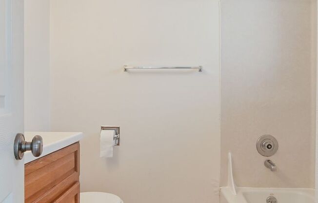 2 beds, 1 bath, $1,550, Unit 4