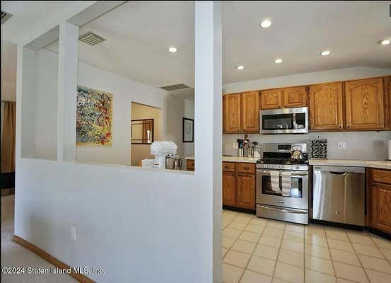 2 beds, 1 bath, 1,050 sqft, $1,900