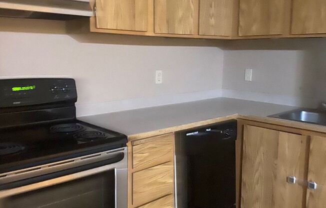 2 beds, 1 bath, 687 sqft, $2,095, Unit B104