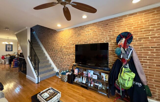 Charming 2Bed/1Bath Single-Family Apartment