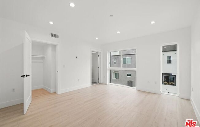 4922 S CENTINELA AVE