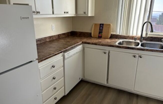 2 beds, 1 bath, $1,950, Unit 11