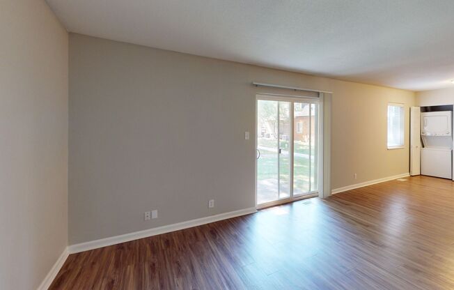 2 beds, 1 bath, 950 sqft, $1,300, Unit M31