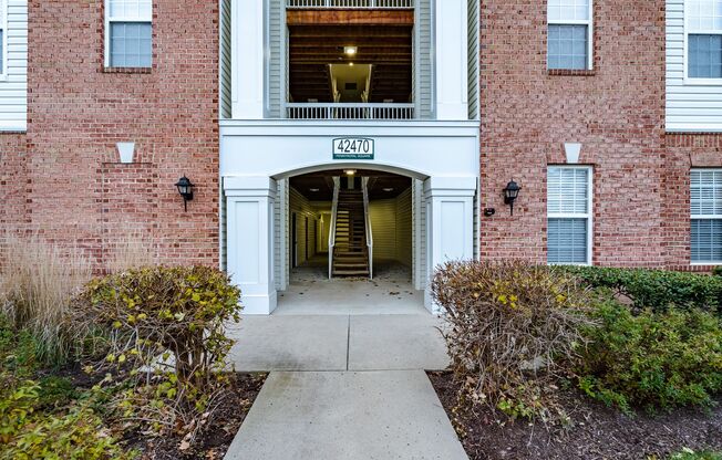 Spacious 3 Bed 2 Bath Condo With Balcony In Sought After Summerfield at Brambleton