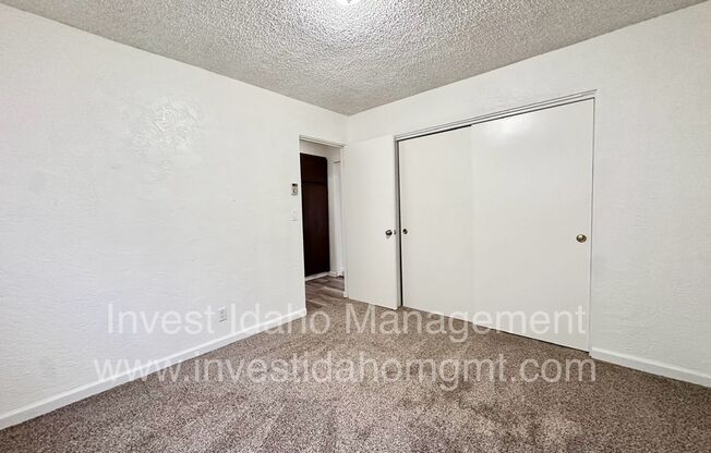 2 beds, 1 bath, 750 sqft, $1,095, Unit J