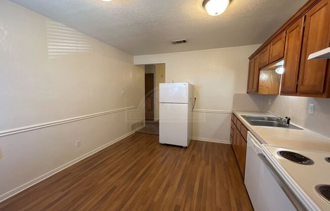 2 beds, 1 bath, $699, Unit 103 Truman Ave W Unit 9