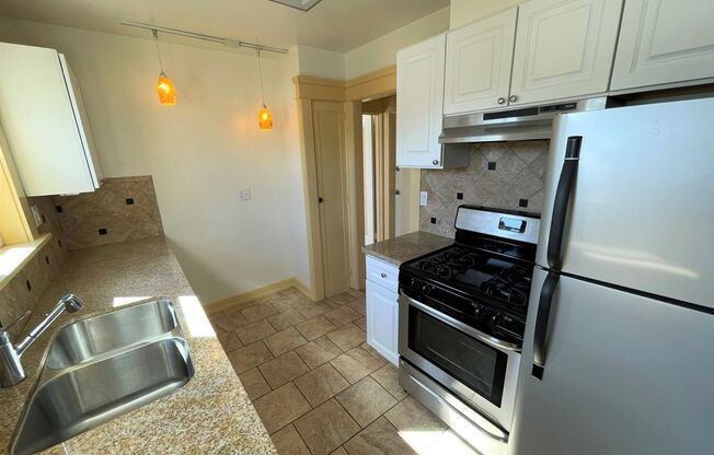 2 beds, 1 bath, $2,650, Unit 1058 E. Main St.