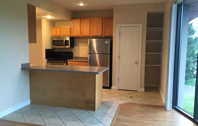 3 beds, 2 baths, $2,240, Unit 06