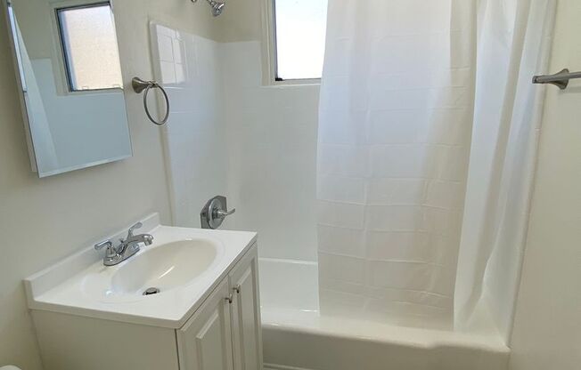 2 beds, 1 bath, 702 sqft, $2,350, Unit B18