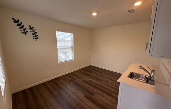 Beautiful 5 Bedroom Home in Tulare Available Now!