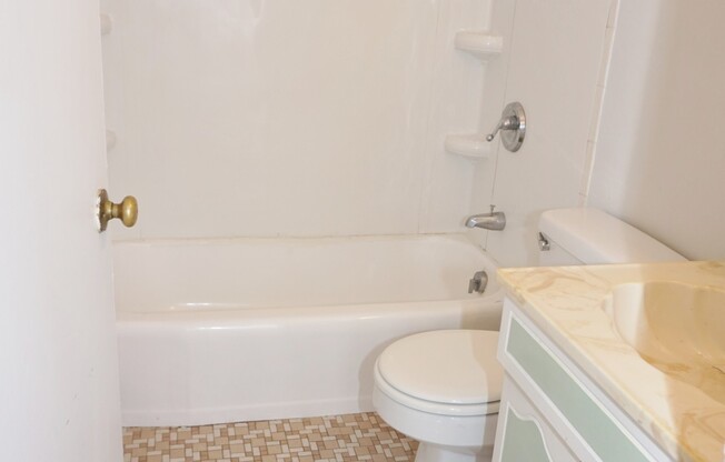8 SCOTTFIELD RD