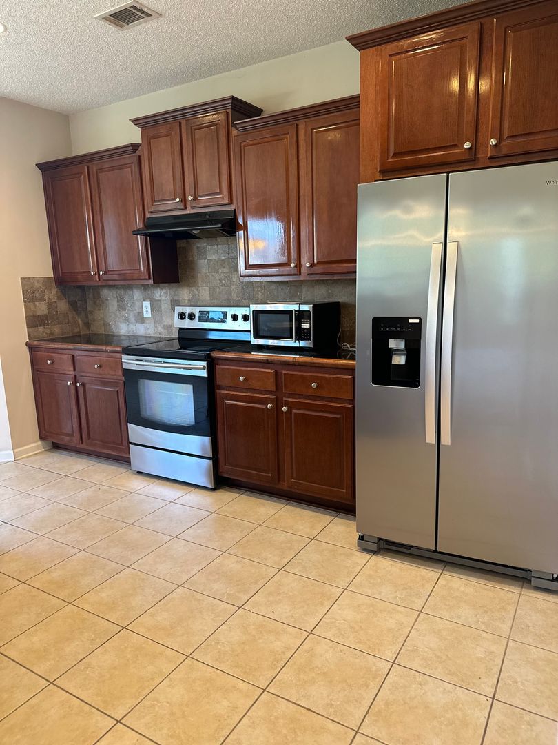 4 bedroom 2 and 1 half bath 2 story home in Flat Shoals Manor