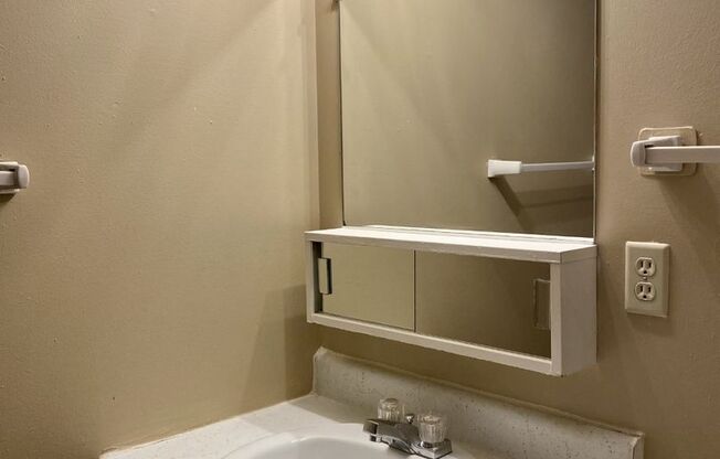 1 bed, 1 bath, 850 sqft, $950, Unit 3-321