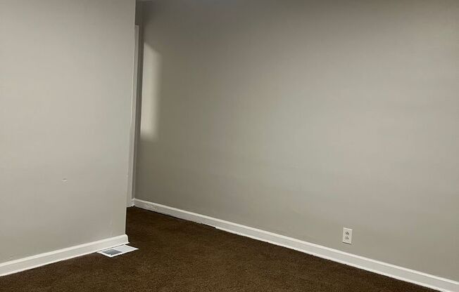 1 bed, 1 bath, 600 sqft, $750, Unit 1326 Medford Ave
