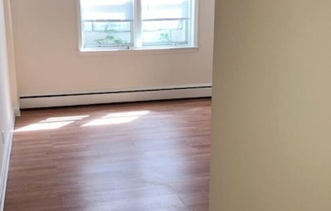 1 bed, 1 bath, 700 sqft, $1,400, Unit D4