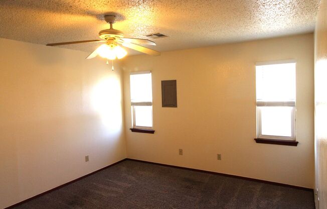 2 beds, 1 bath, 975 sqft, $850, Unit D