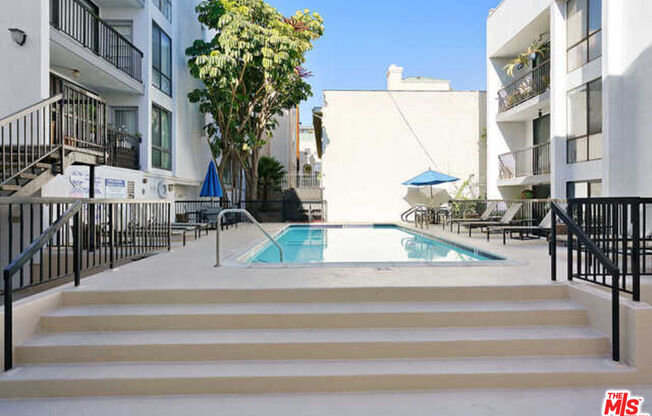 906 N Doheny Dr
