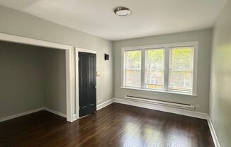 1 bed, 1 bath, $900, Unit 841 E 80th St. Unit 2