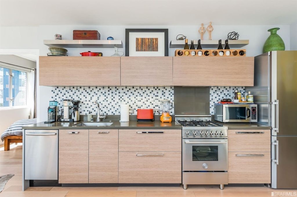 EPIC REA /AZARI PM; Beautiful large, corner, 1 Bedroom 1Bathroom condominium in central SOMA
