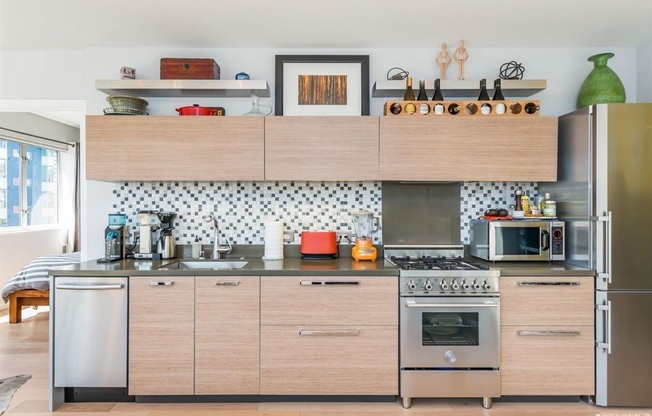 EPIC REA /AZARI PM; Beautiful large, corner, 1 Bedroom 1Bathroom condominium in central SOMA