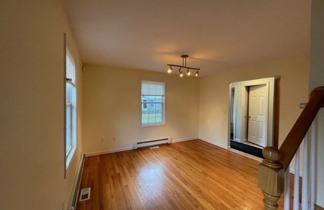4 beds, 2 baths, 1,590 sqft, $4,300