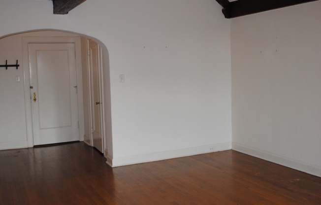 3 beds, 1 bath, 1,600 sqft, $1,995, Unit 19