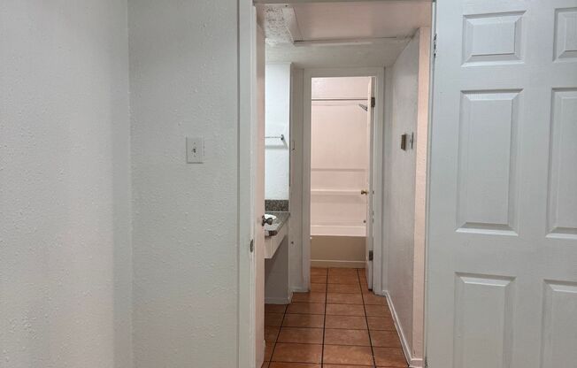 2 beds, 1 bath, 715 sqft, $1,340