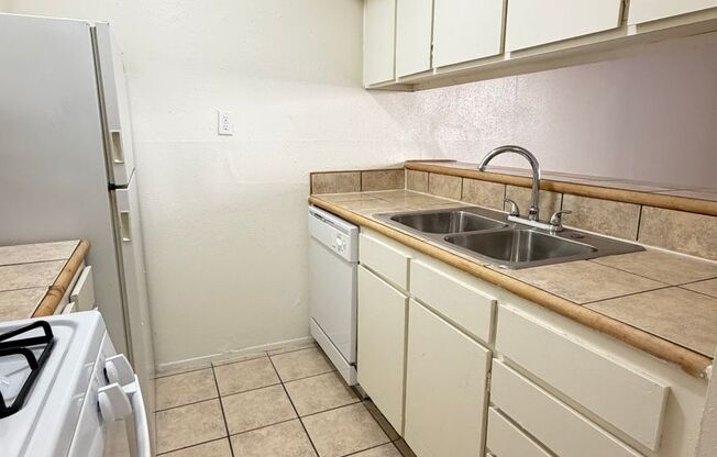 1 bed, 1 bath, 700 sqft, $1,024, Unit LAW11-215