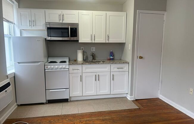 Studio, 1 bath, 280 sqft, $990, Unit B33