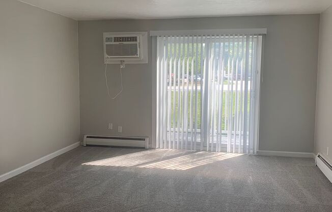 3 beds, 1 bath, 960 sqft, $1,200, Unit 124