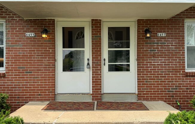 Your new Townhouse Awaits! 3 Bed / 1.5 Bath. / Appliances /  2 car off St Parking