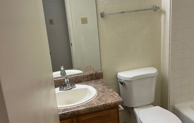 2 beds, 1 bath, 861 sqft, $970, Unit 39