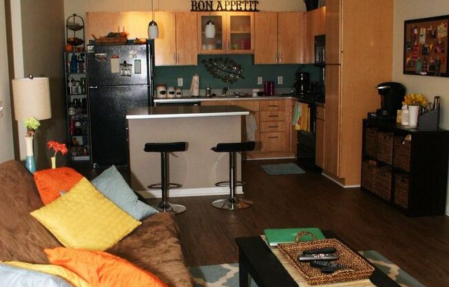 4 beds, 2 baths, $2,650, Unit 401