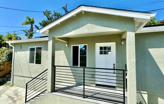 Newly Remodeled 2 bedroom in the Heart of South Park!