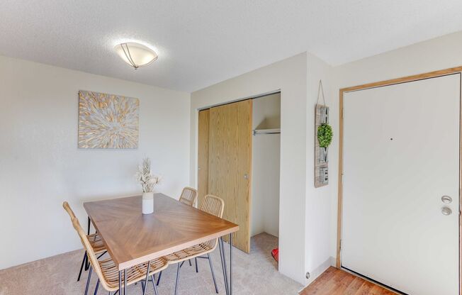 2 beds, 2 baths, 870 sqft, $1,735, Unit 10-112