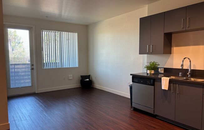 2 beds, 2 baths, 890 sqft, $2,450, Unit 212