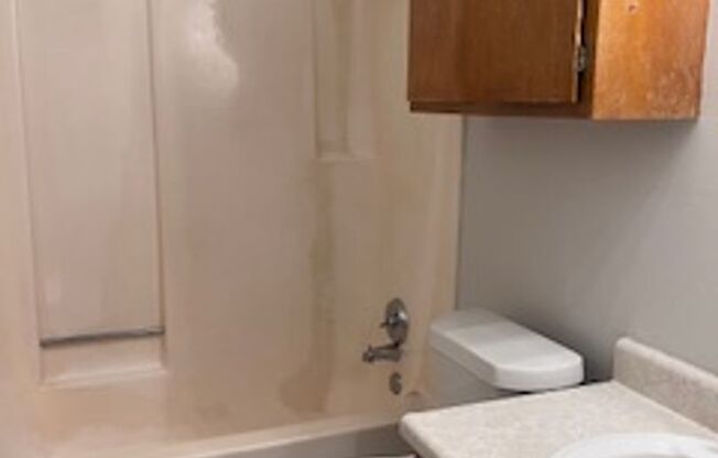 2 Bedroom Duplex/Nov Move In Special $600 Total Includes $400 Deposit