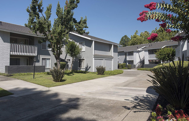 Exterior building with landscape l Vue at the Lake in Sacramento