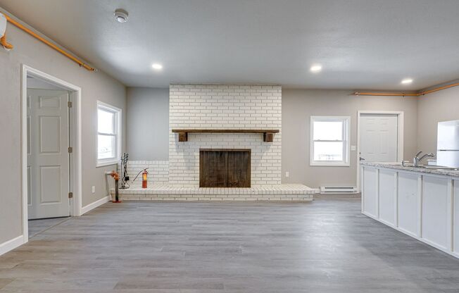 3 beds, 1 bath, 1,250 sqft, $1,999, Unit 3015 - P1