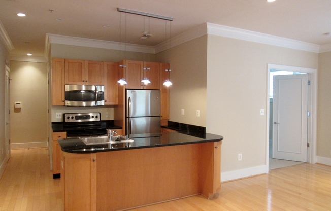 2 beds, 2 baths, 900 sqft, $4,075, Unit 101