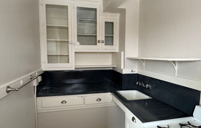 Studio, 1 bath, 330 sqft, $975, Unit 45