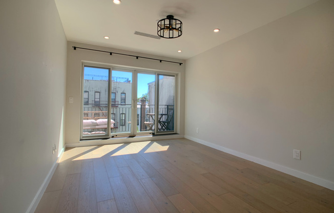 1390 PUTNAM AVE