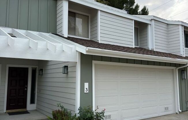 Spacious 2 Story Townhome - 3 Bedrooms, 2 1/2 Bathroom in Northridge!