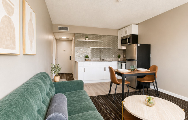 1 bed, 2 baths, 634 sqft, $961, Unit 205