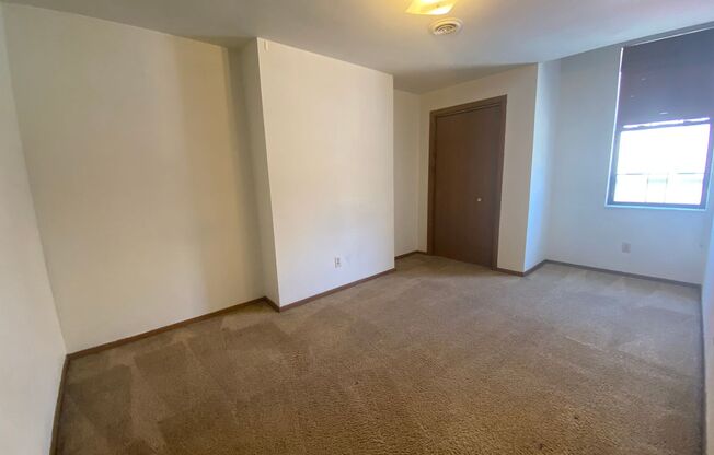 2 beds, 1 bath, $1,400, Unit 360603