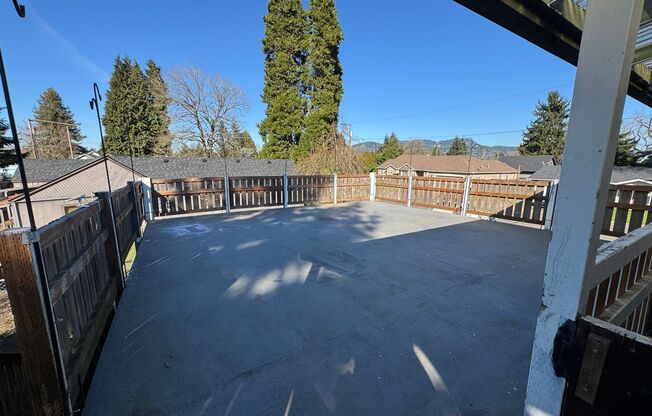 Updated 2-Bedroom Upstairs of Duplex: New Flooring, Paint & Blinds